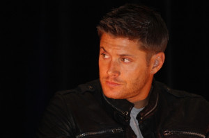 Jensen-at-VanCon-2010-jensen-ackles-15180747-800-533.jpg