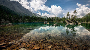 Clear Water Mountain Lake Wallpaper