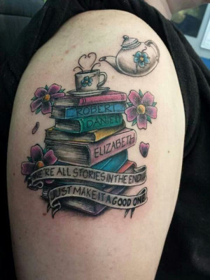 Tatuagem Livros, flores e bule de chá