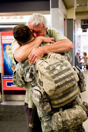 ... MILITARY SOLDIERS - TROOPS COMING HOME! - NOTHING LIKE A HUG FROM DAD