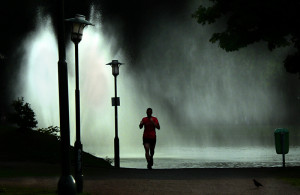 correr_noche_lluvia.jpg