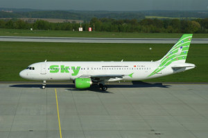 Sky Airlines, Airbus A320-200, Kennung: TC-SKJ rollt zur Startbahn auf ...