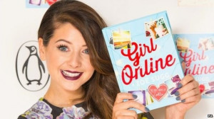 Cô gái Zoe Sugg với cuốn tiểu thuyết đầu tay Girl Online.