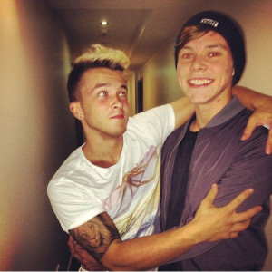 Josh Devine and Ashton Irwin OH THIS PIC IS SOO CUTE