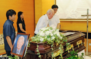 Lee Kuan Yew bids farewell to brother