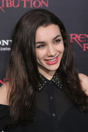 Hannah Marks Pictures & Photos