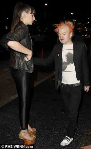 ... : Avril Lavigne's ex-husband Deryck Whibley displays bloated face