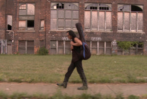 Sixto Rodríguez caminando por las calles de Detroit, con su guitarra ...