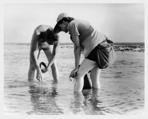 Rachel_Carson_Conducts_Marine_Biology_Research_with_Bob_Hines