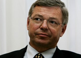 Kjell Magne Bondevik is looking for new fiinancial support to continue