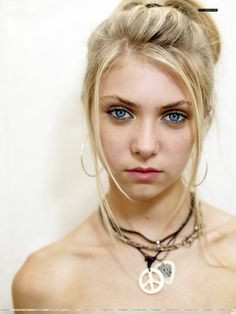 Taylor Momsen - Lead singer of The Pretty Reckless, blue-eyed babe ...