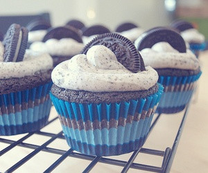 Oreo Cupcake. LOVE OREOS