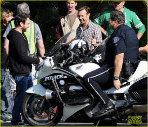 chris pine sports bruised bloodied face for horrible bosses 2 09