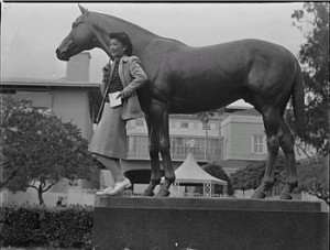 Statue de Seabiscuit devant l' hippodrome de Santa Anita en 1942