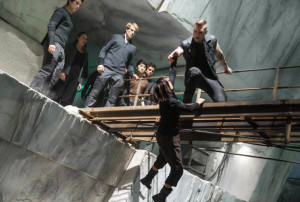 Based on Veronica Roth’s bestselling novel, Divergent checks out all ...