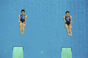 of China compete in the women's synchronised 3m springboard diving ...
