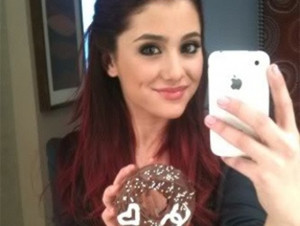 ariana-grande-doughnut-selfie-main.jpg