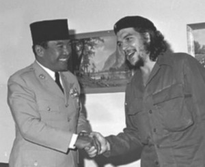 Soekarno berjabat tangan dengan tokoh revolusioner Kuba