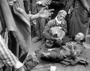 Prisonniers juifs dans un camp de concentration. (1945)