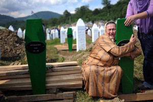 Frau weint um ihre Angehörigen, die 1995 beim Massaker von Srebrenica ...