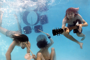 Krist_Novoselic_Dave_Grohl_Kurt_Cobain_Nirvana_Pool_underwater