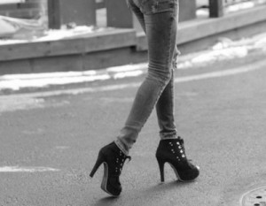 girl-heels-high-heels-jeans-walk-Favim.com-301984_large.jpg