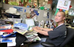Tony Hsieh, CEO of Zappos, and his desk. Image source: Complex