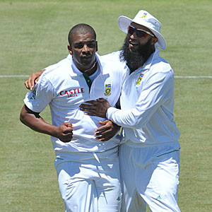 Vernon Philander (L) & Hashim Amla © Gallo Images