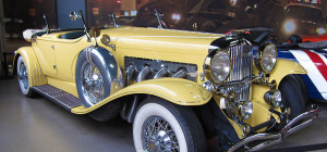 great gatsby yellow car
