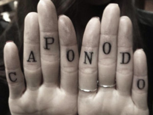 Em janeiro de 2013, ela tatuou as palavras em italiano “Capo” e ...