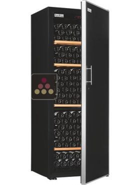 Single temperature wine ageing and storage cabinet