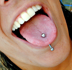 que é um piercing na boca é qualquer tipo de piercing que pode ser ...