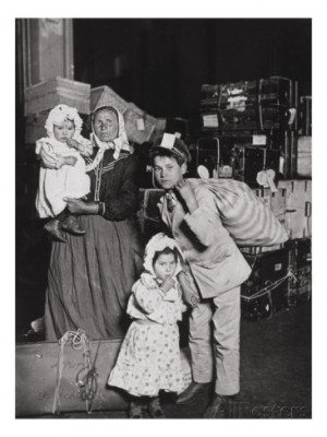 Italian Immigrants Arriving at Ellis Island, New York, 1905 ...