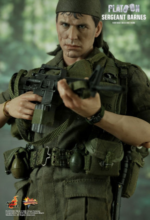 Tom Berenger as Sgt. Barnes in 