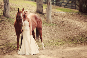western wedding bride picture with horse
