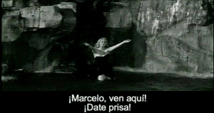 Sylvia (Anita Ekberg) desde la Fontana di Trevi en Roma
