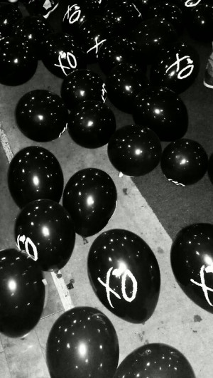 Most popular tags for this image include: xo, the weeknd, ballons ...