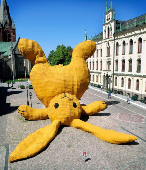 Big yellow rabbit' by Florentijn Hofman in örebro, Sweden