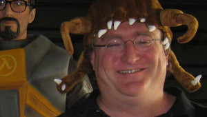 Arriba: Gabe Newell, vistiendo un sombrero diseñado con la forma de ...