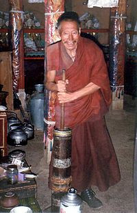 ドンモを用いてジャを淹れるチベットの僧