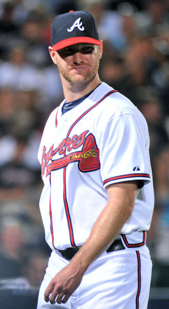 Braves’ Venters leaves game with elbow injury