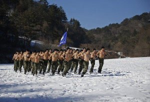 Shirtless members of the South Korean Special Warfare Forces run ...