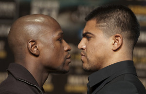 Victor Ortiz vs Floyd Mayweather © AFP