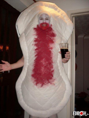 deguisement - costume - serviette hygienique - sang -