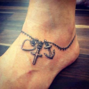 Tatuaggio Tattoo piede con ancora cuore e crocefisso