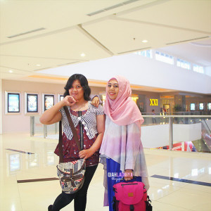 karena di XXI mall cipinang pak satpamnya gak meriksa tas, kita beli ...