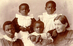 File:Mary-slessor-and-adopted-children.jpg