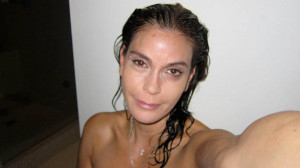 ... er Hatcher helt naken og strippet for sminke. Foto: Stella Pictures