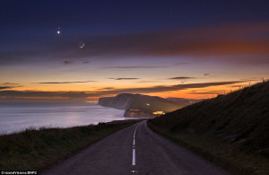 Stunning images show Venus and Mars 'dancing' alongside the Moon as ...