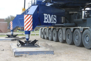 Liebherr diesel engine used with 680 hp. The superstructure is